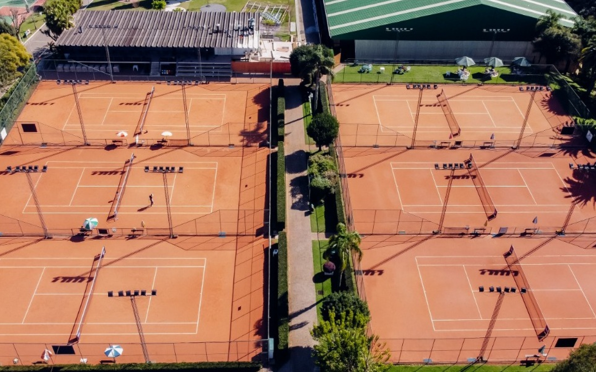 Bola de equipe masculina e quadra de tênis durante uma competição