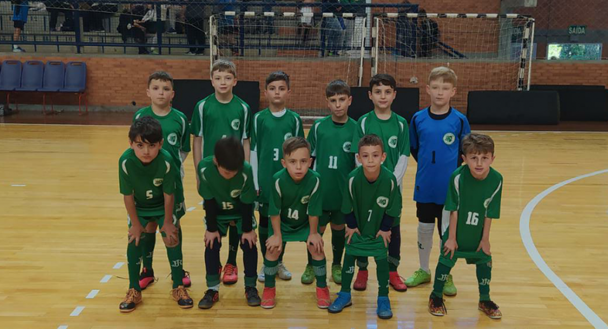 Jogadores sub 9 da Escolinha de Futebol “Mãos dadas pelo Esporte